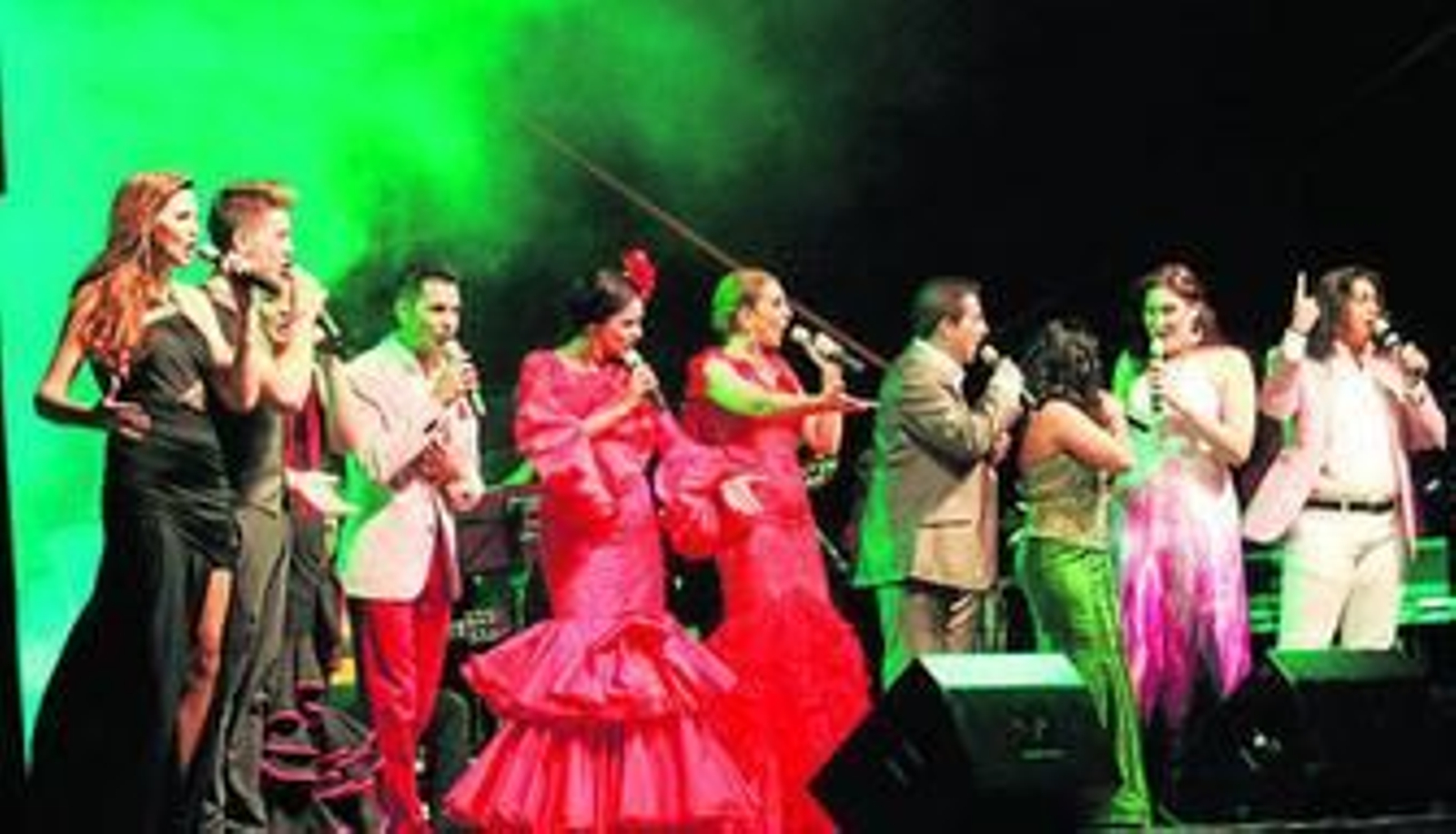 Un instante de la actuación de anoche en la plaza de toros de La Línea, con Jonathan Santiago a la derecha.