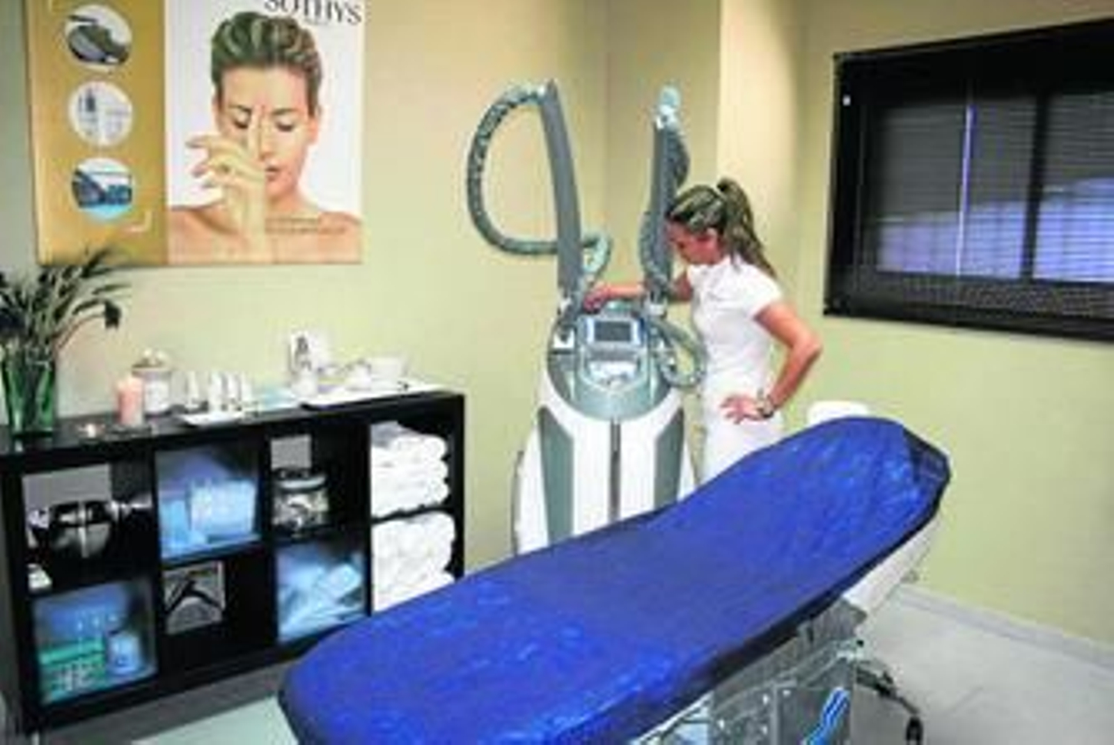 Imagen de una esteticista junto a una de las máquinas de tratamiento del centro de belleza 'Shana'.