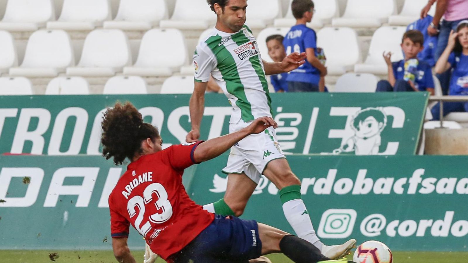 Quim Araujo pugna por el balón con Aridane.