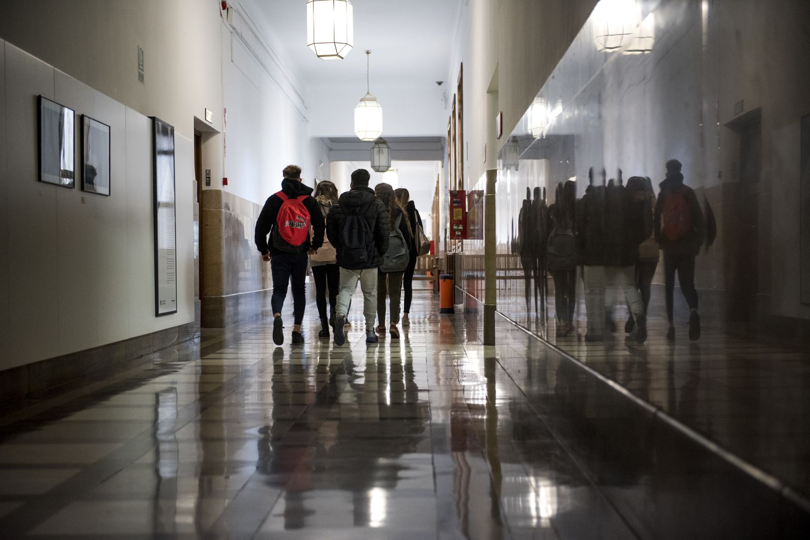 Imagen de archivo de estudiantes en la antigua Facultad de Medicina.