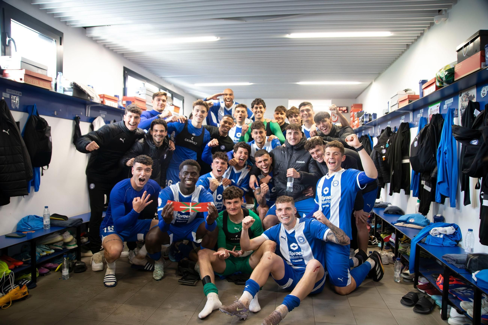 Los babazorros celebran en su vestuario su permanencia en la cuarta categoría del fútbol español.