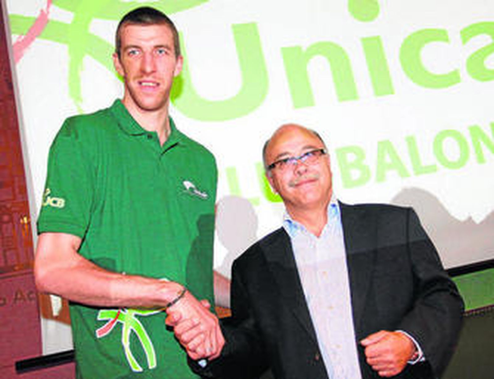 Fran Vázquez en su presentación oficial junto al presidente del Unicaja, Eduardo García.