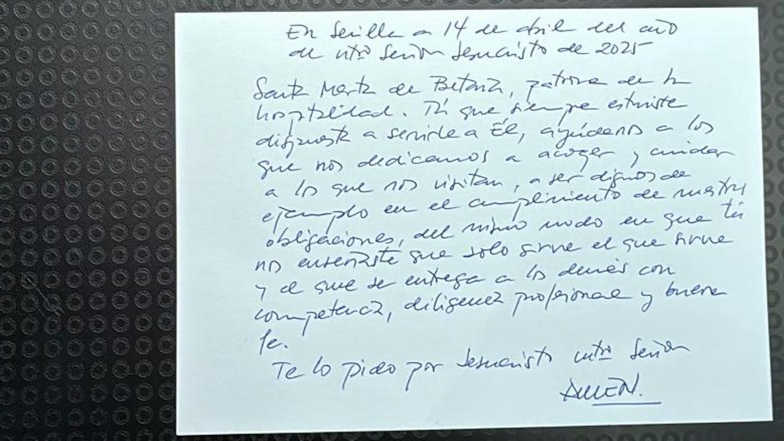 El tarjetón con la dedicatoria de Arturo Bernal a Santa Marta.