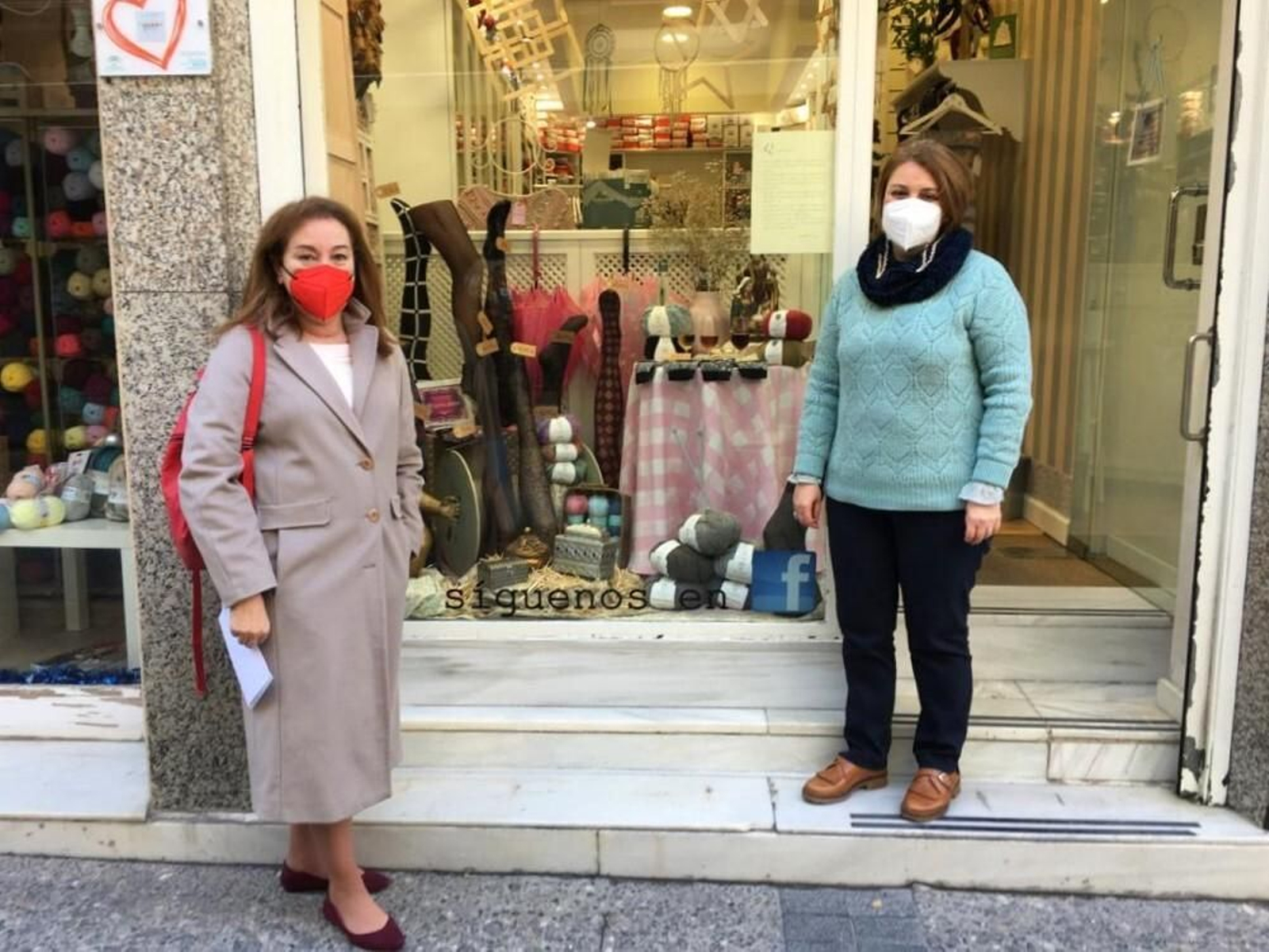 La delegada municipal Isabel Gallardo junto a Pilar Infantes, propietaria de la ‘Mercería Imperdible’.