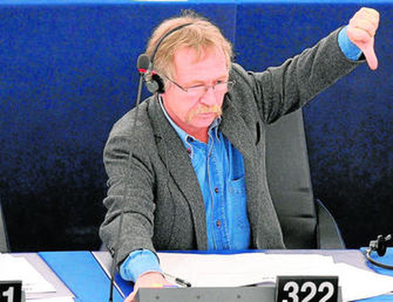 José Bové retira su autoría del informe tras la votación.