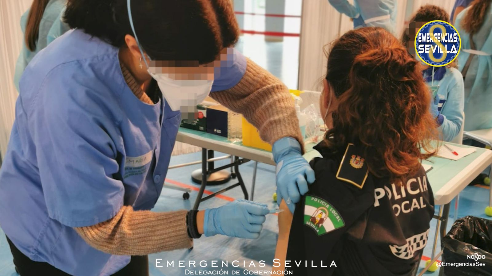 Vacunación de una policía local de Sevilla.