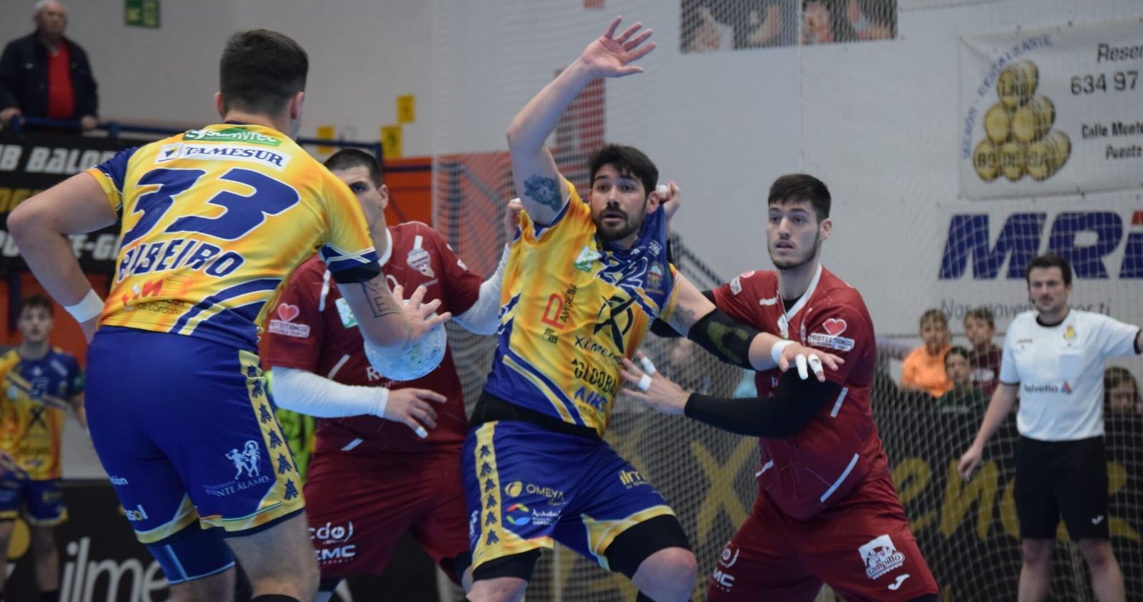 Javi García pugna con la defensa del Atlético Valladolid.