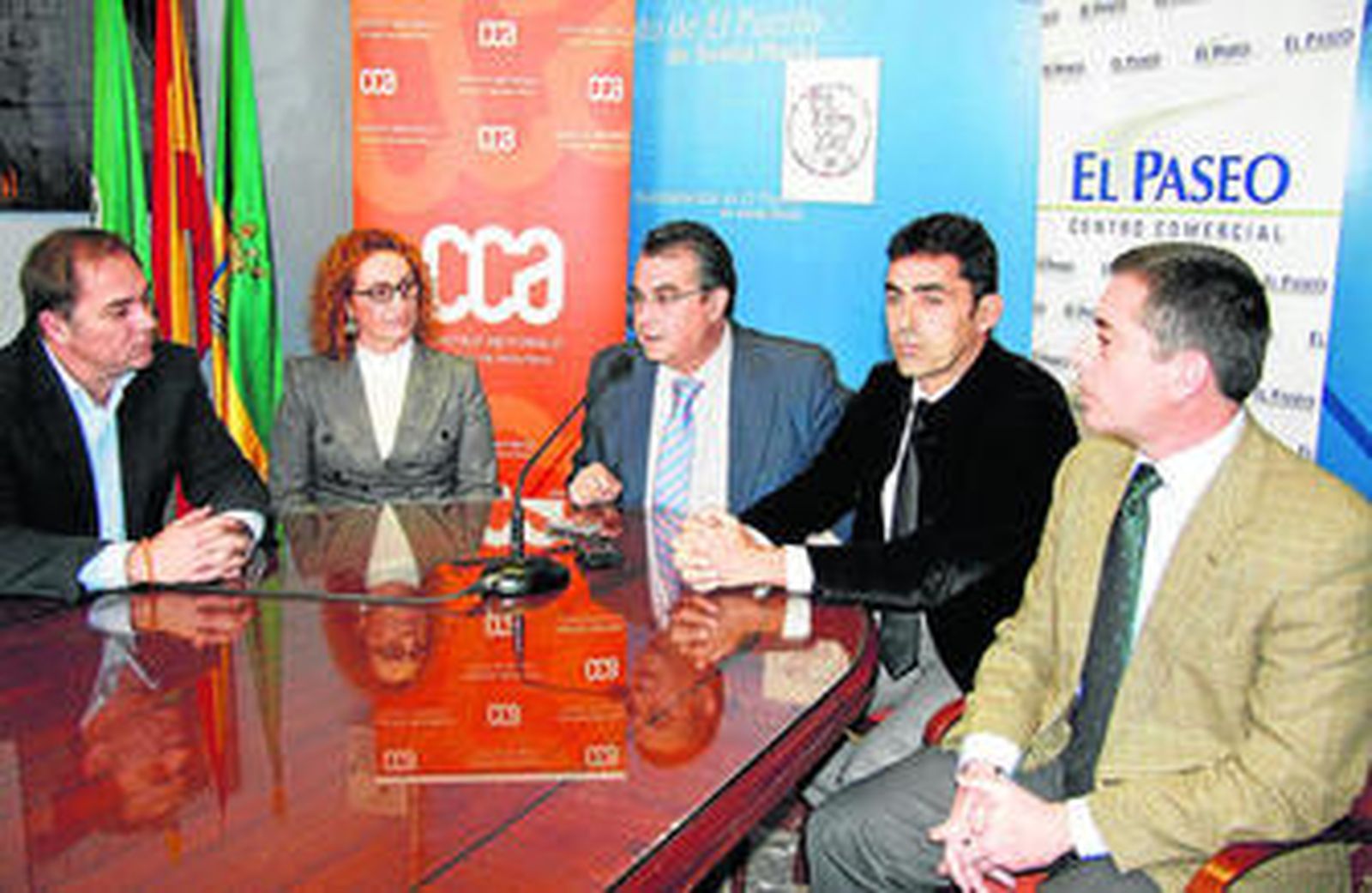 El alcalde y el concejal de Comercio, con los representantes de El Paseo, Bahía Mar y el CCA, ayer en el Ayuntamiento.