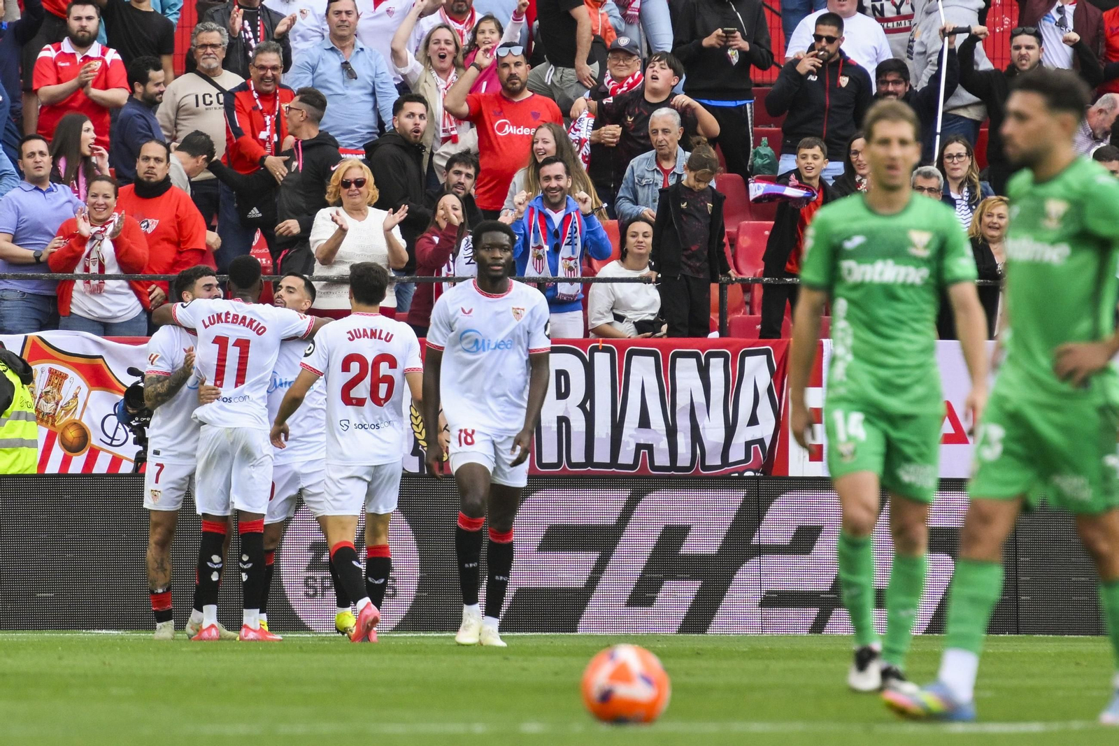 Jugadores del Sevilla celebran un gol.
