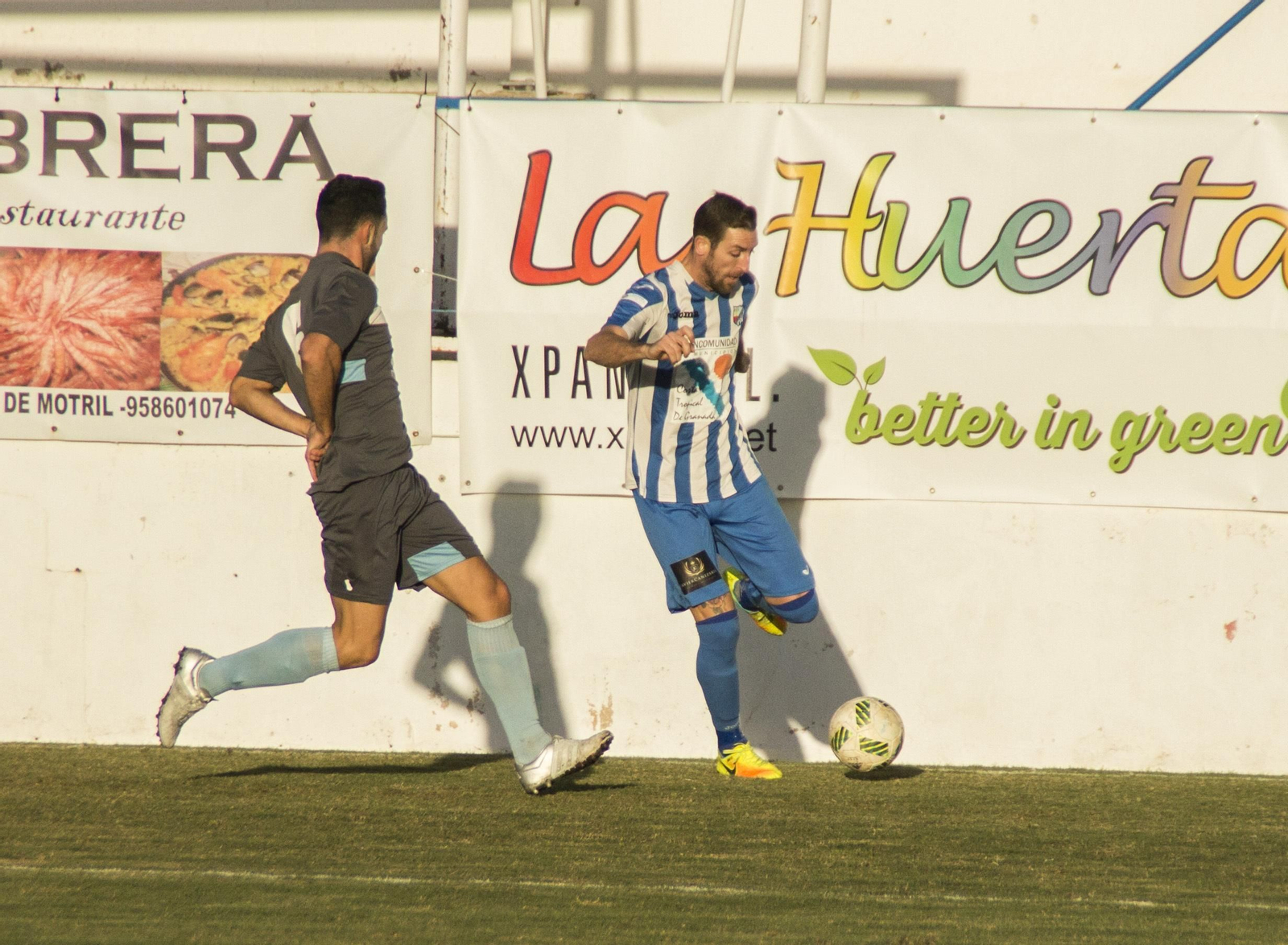 Moi Gómez se faja con un jugador del Alhaurín de la Torre.