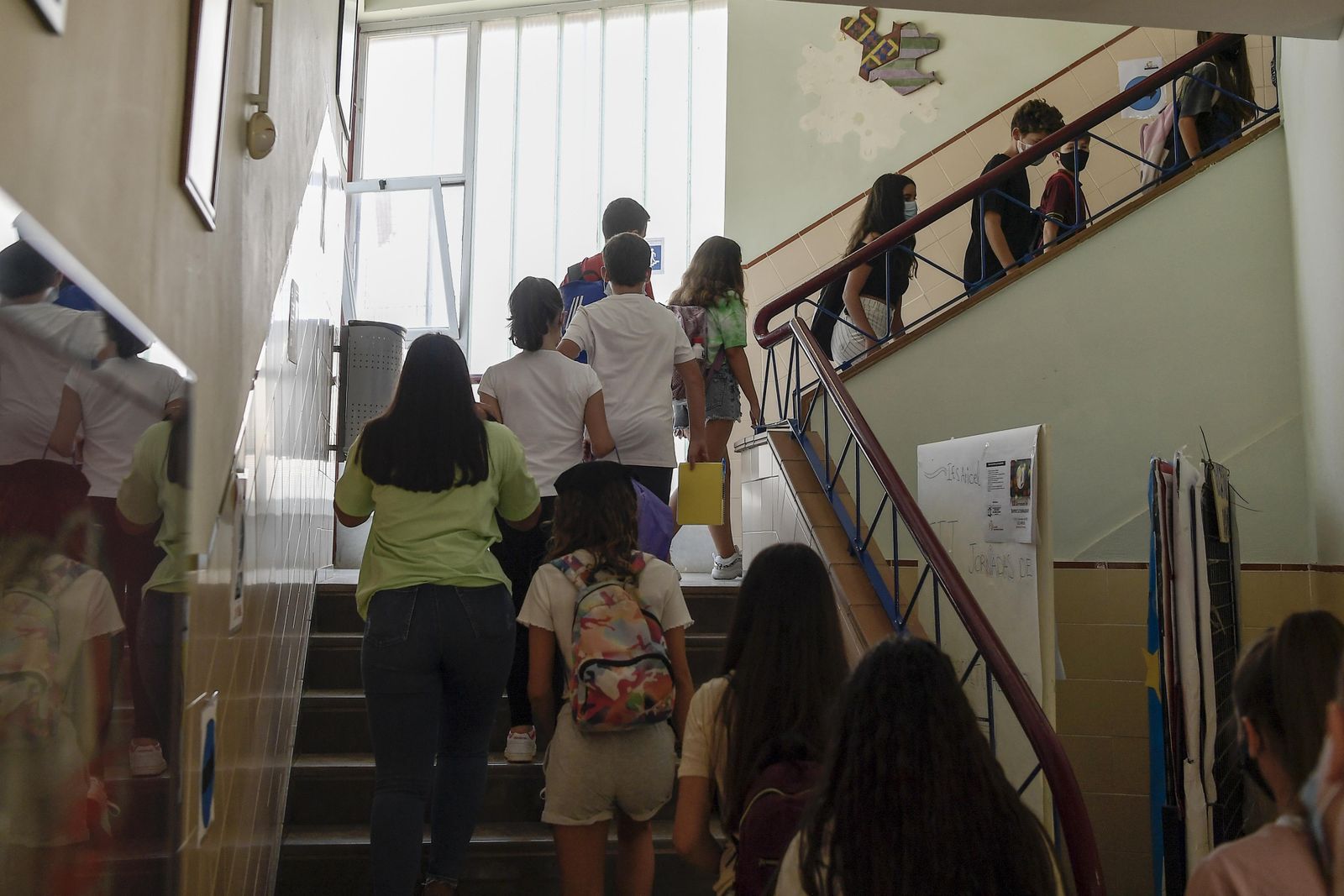 Alumnos se dirigen a un aula, en una imagen de archivo.