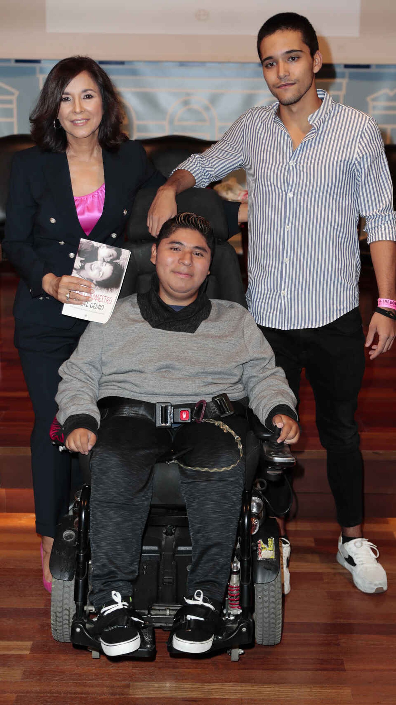 La periodista, con sus dos hijos, en la presentación de su libro, 'Mi hijo, mi maestro'.