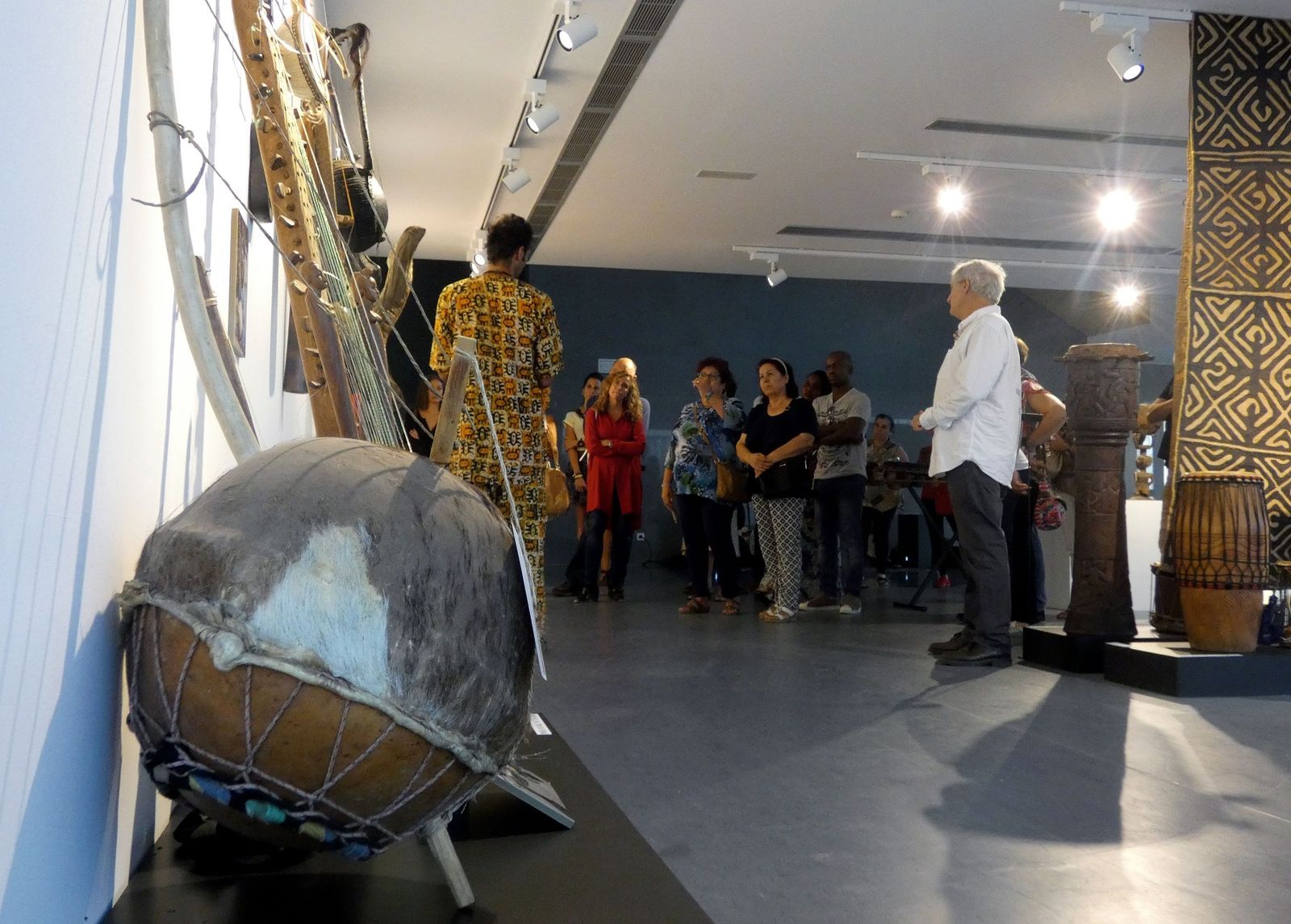 Algunos de los instrumentos que componen la muestra en Factoría Cultural.