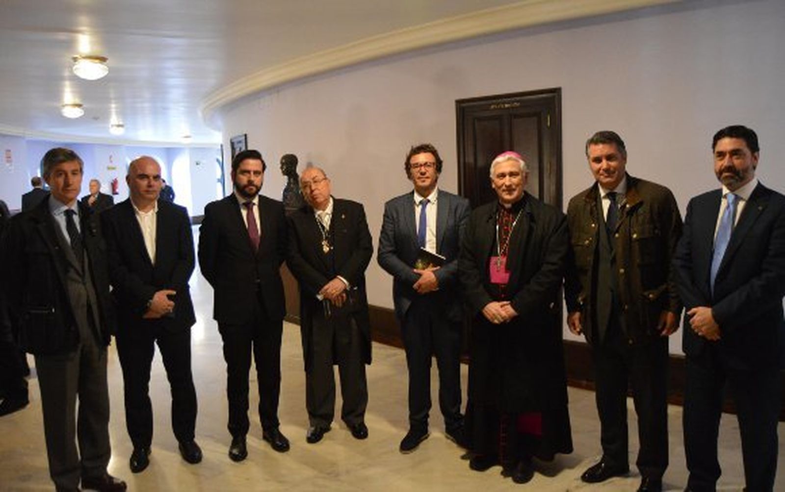 Juan Manuel Pérez Dorao, David Navarro, Fran González, Martín José García, el alcalde de Cádiz, José María González, el obispo Rafael Zornoza, Ignacio Romaní y José Manuel Verdulla.  Foto: Ignacio Casas de Ciria