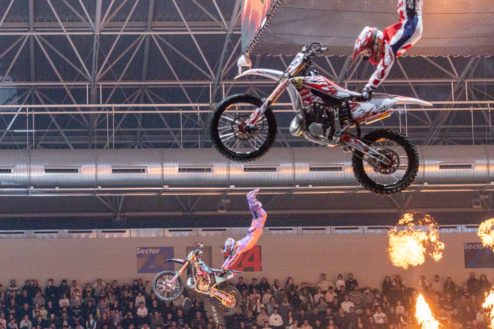 En imágenes: el Olivo Arena vibra con piruetas y motor en estado puro en el Soloflow Freestyle (2)