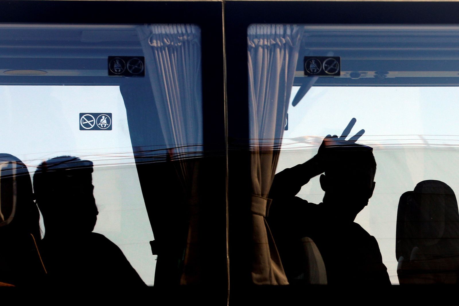 Un grupo de estudiantes, ya en el autobús en el puerto de Valencia.