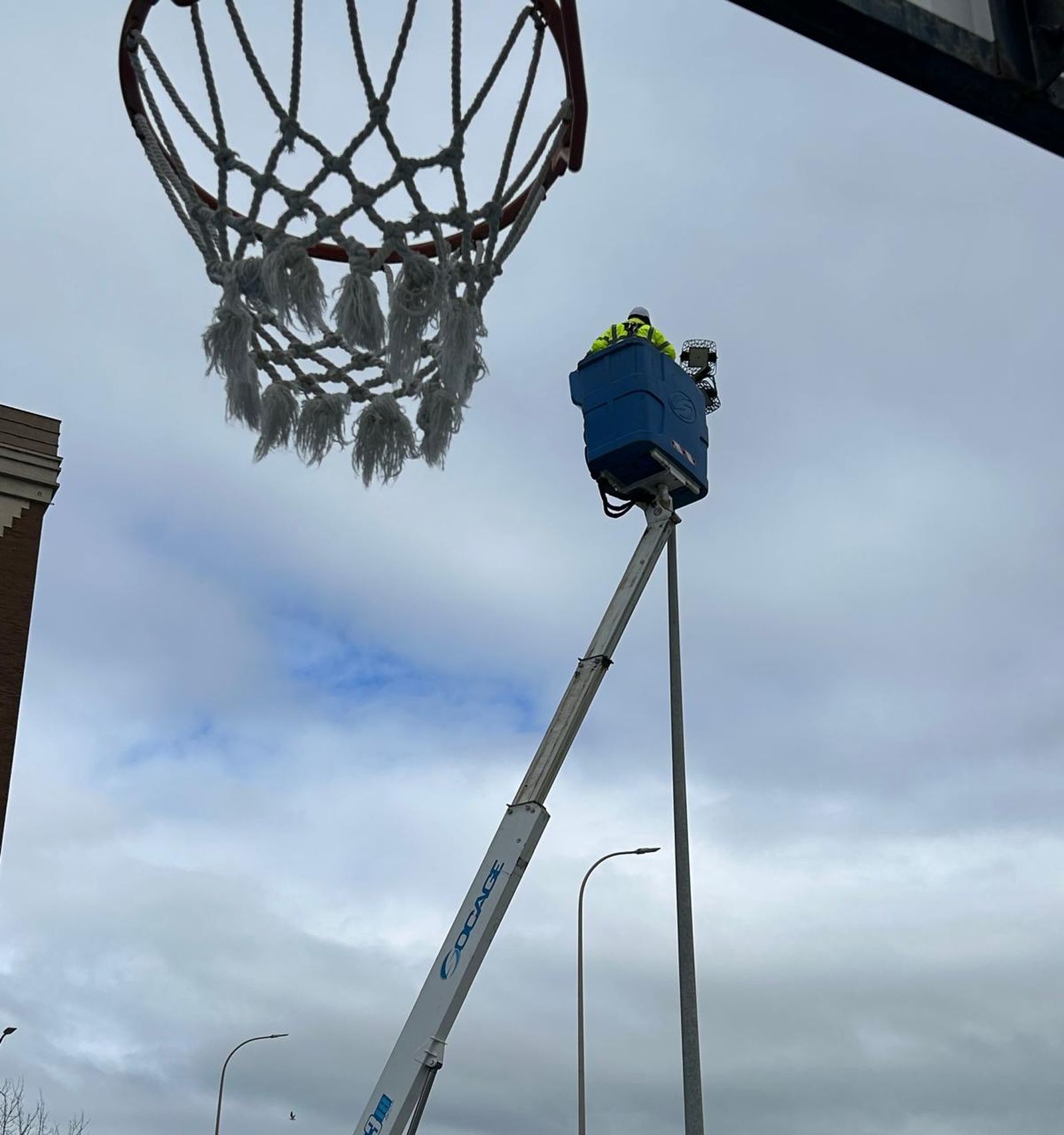 Trabajos para mejorar la iluminación de las pistas de la capital onubense.