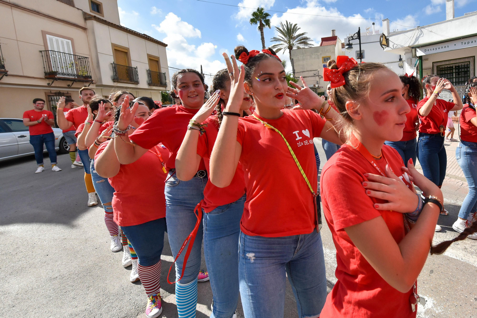 Búscate en las fotos de la cabalgata del Día del Niño en Los Barrios