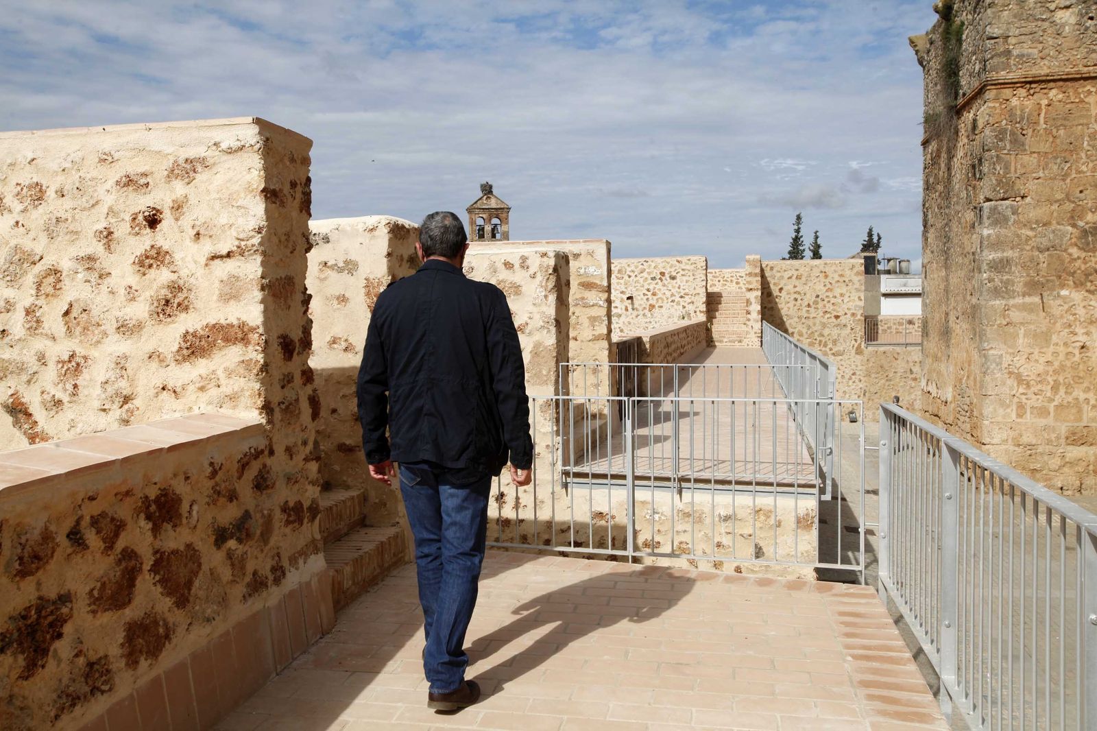 Imágenes de la restauración de la barbacana del castillo de Niebla