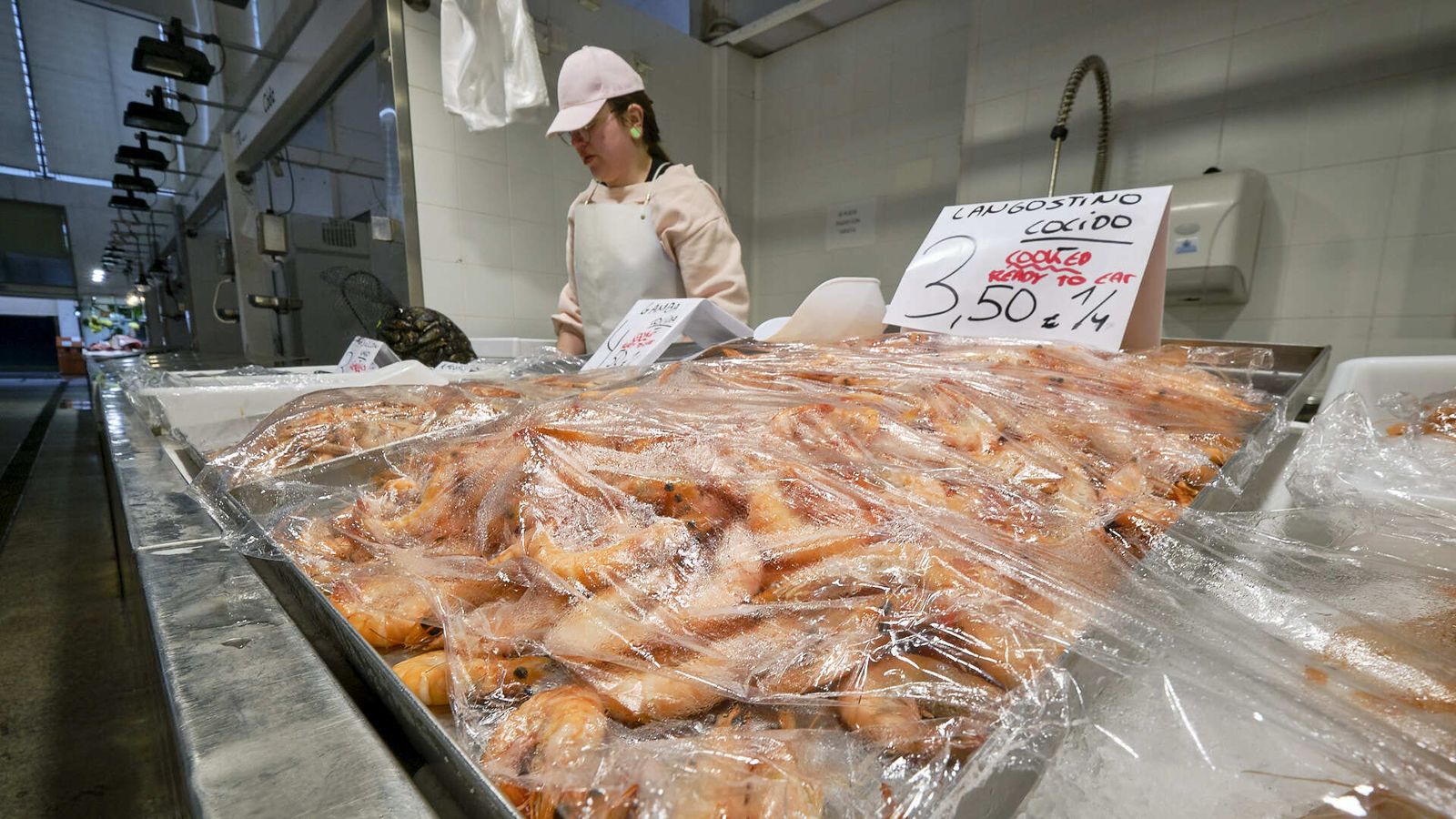 Marisco cocido protegido con plásticos en el Mercado Central