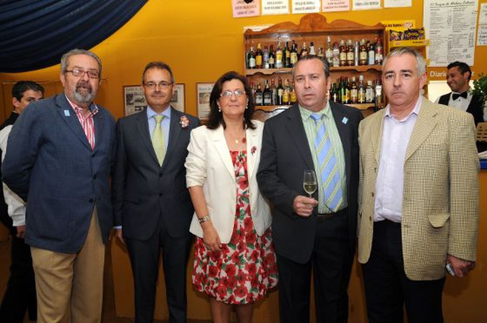 Benjamín Sánchez junto a José Ramón Alonso, presidente del Club Nazaret; Carmen García Galisteo, vicepresidenta del Club, y su esposo, Juan Lozano,  y Andrés Baurre, gerente del Jerez Convention Bureau. 

Foto: Manuel Mateo