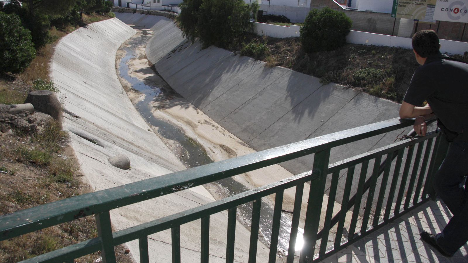 El cauce de un río a su paso por Casariche, durante la sequía de 2008.
