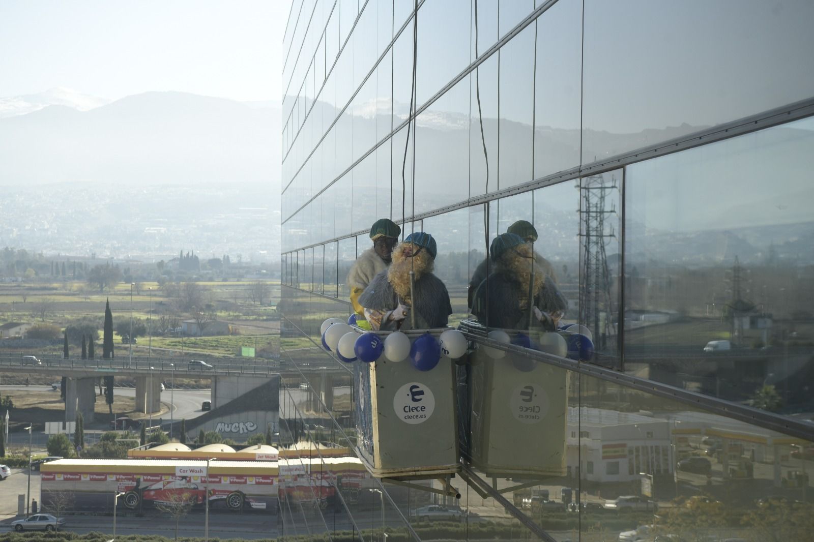 Así ha sido la visita de los Reyes Magos a los niños hospitalizados en el Hospital San Cecilio de Granada