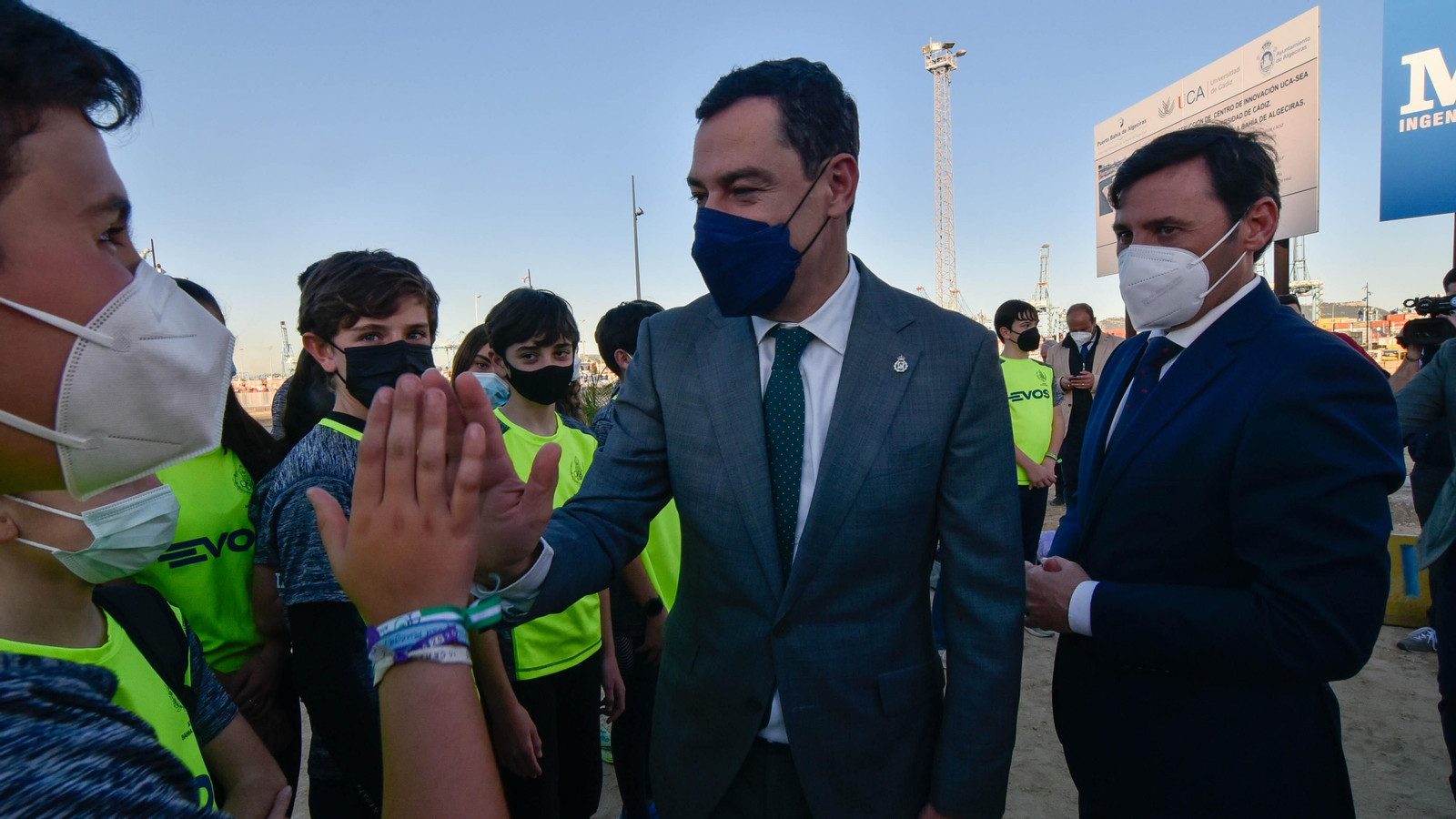 Las fotos del la visita de Juanma Moreno a las obras del Lago maritimo