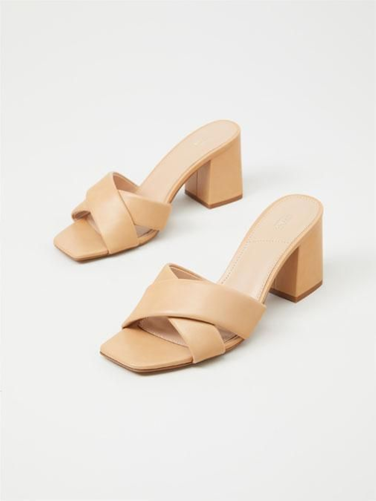 Las sandalias mule de Lefties en color camel.