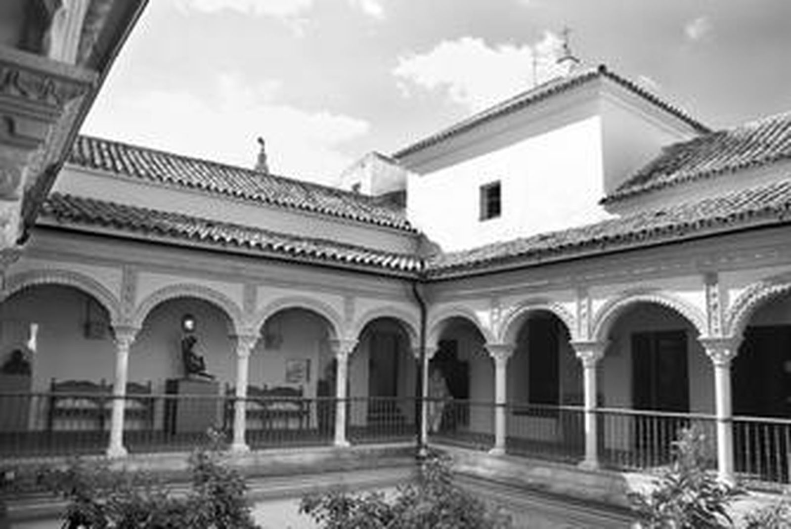 1. Planta alta del patio porticado, de estilo renacentista, de la Casa de los Pinelo.  2. Salón de Plenos de la Real Academia de Bellas Artes de Santa Isabel de Hungría. 3. Sala de arte oriental de la Real Academia de Bellas Artes.