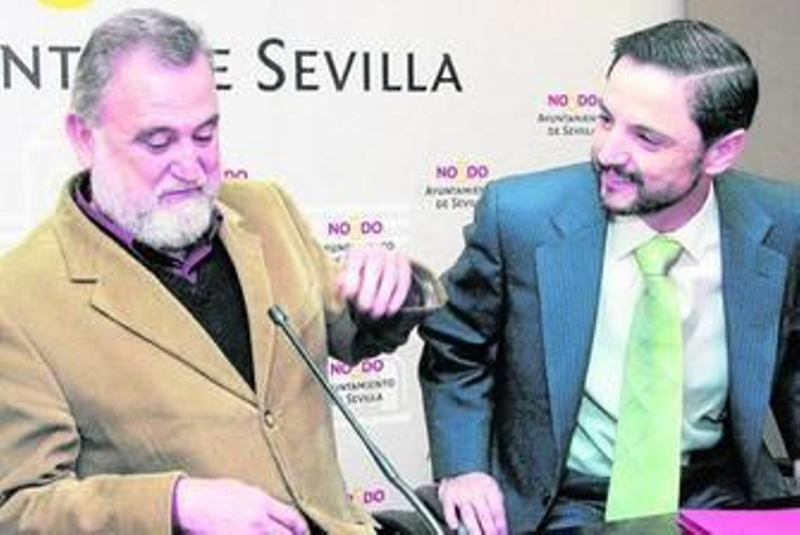 El primer teniente de alcalde, Antonio Rodrigo Torrijos, con el principal imputado en el caso, Fernando Mellet, en una imagen de archivo.