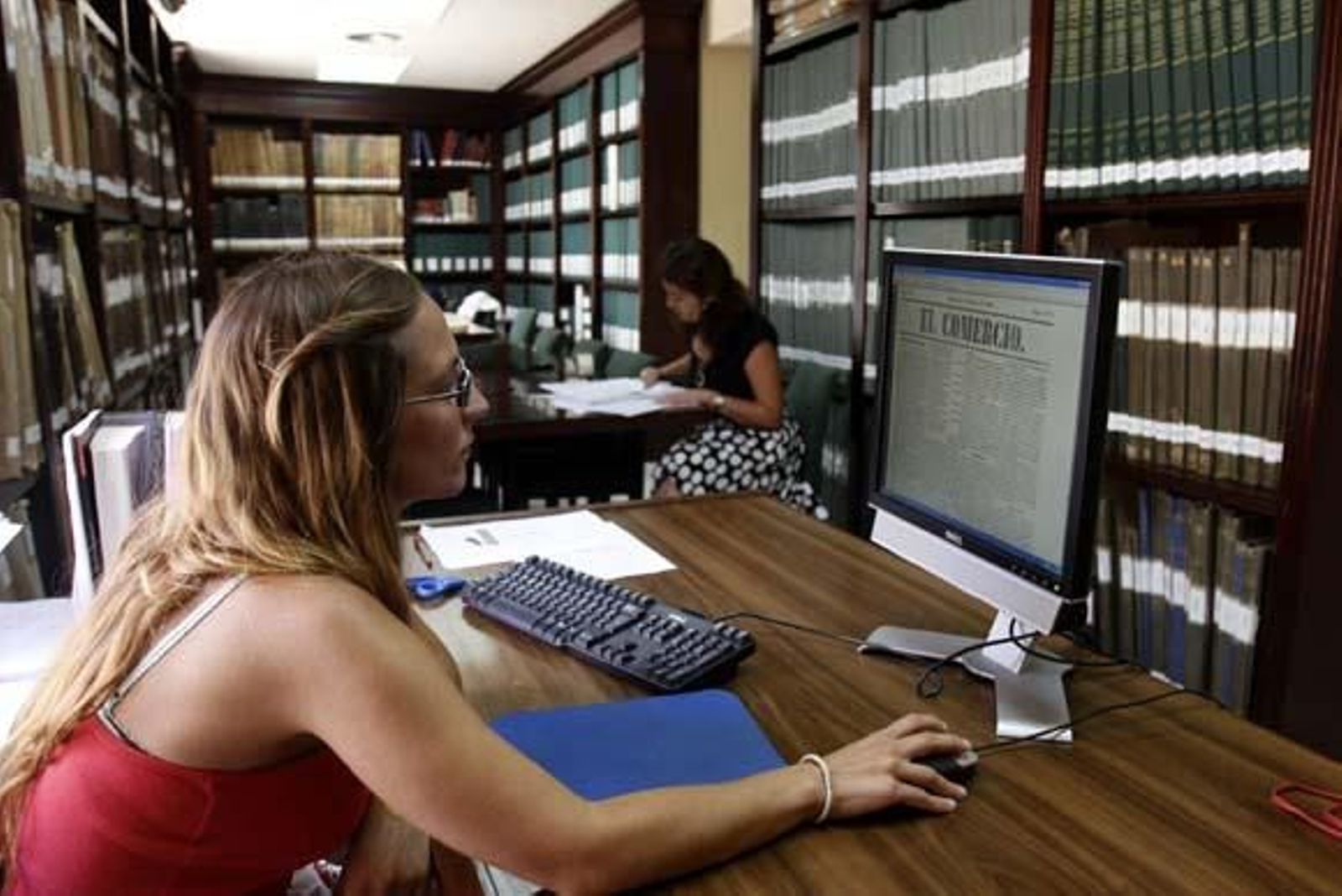 Las hemerotecas persiguen la digitalización de las cabeceras más demandadas, pero la falta de recursos lo convierte en un proceso muy lento

Foto: Lourdes de Vicente