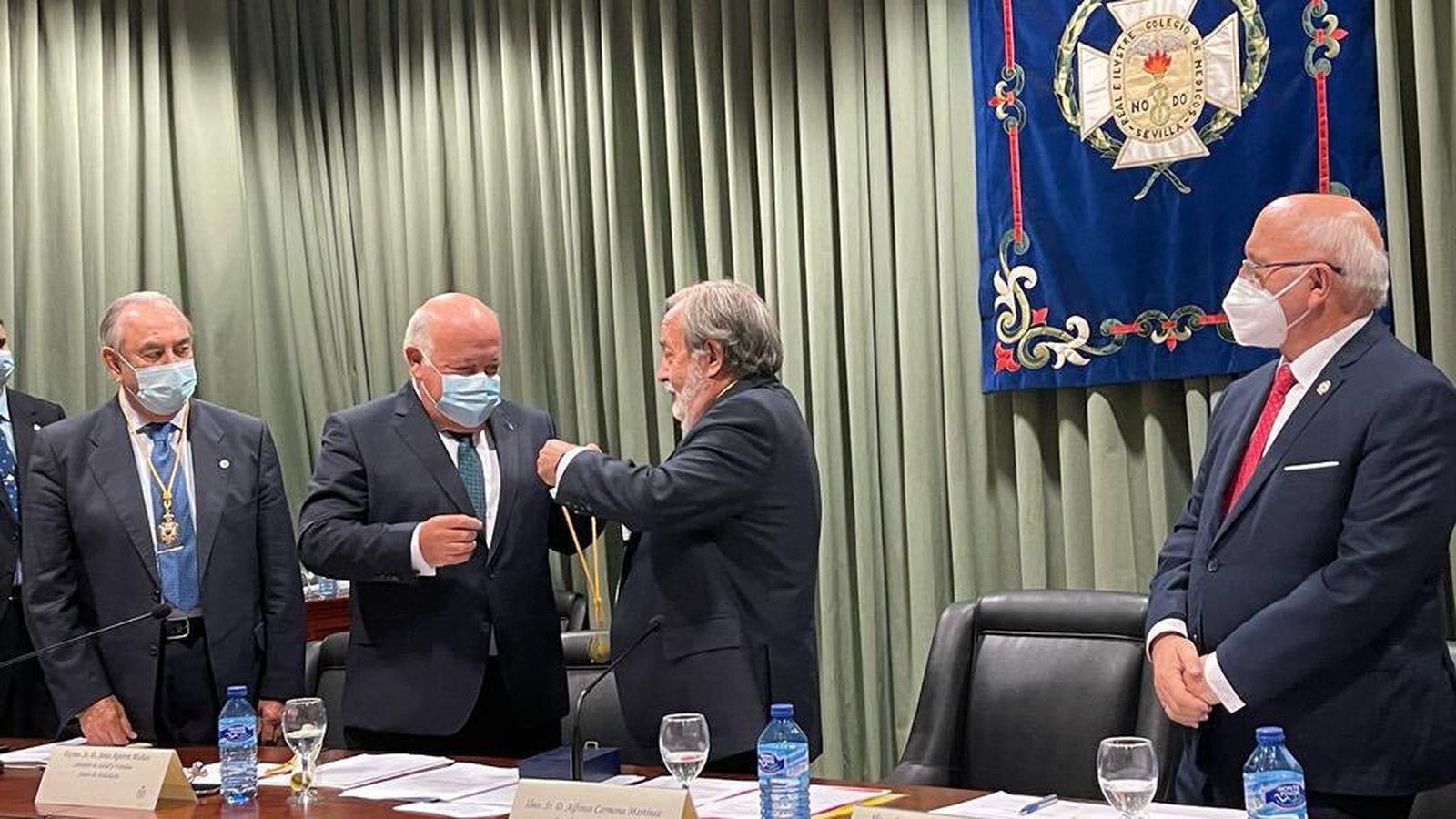 Entrega de la Medalla al Mérito Colegial a Jesús Aguirre, consejero de Salud y Familias de la Junta de Andalucía.