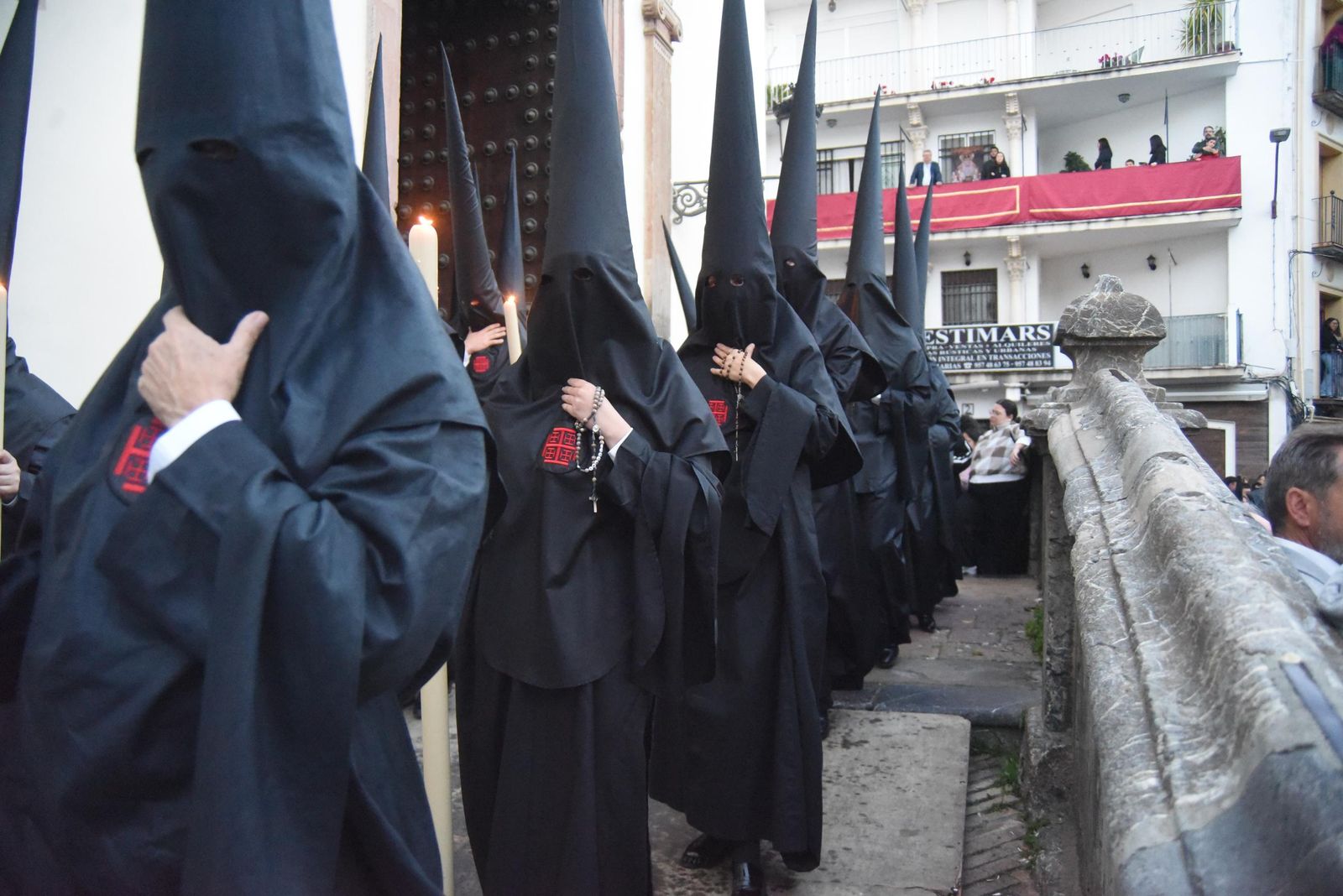 La procesión del Santo Sepulcro en este Viernes Santo de Córdoba, en imágenes
