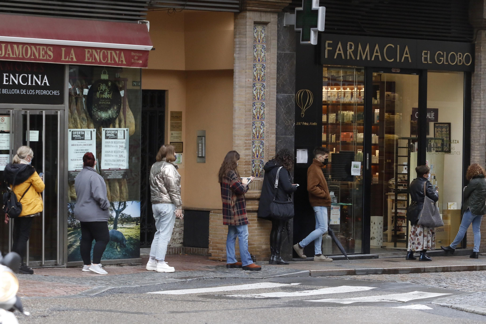 Varias personas esperan para entrar en una farmacia de Córdoba.