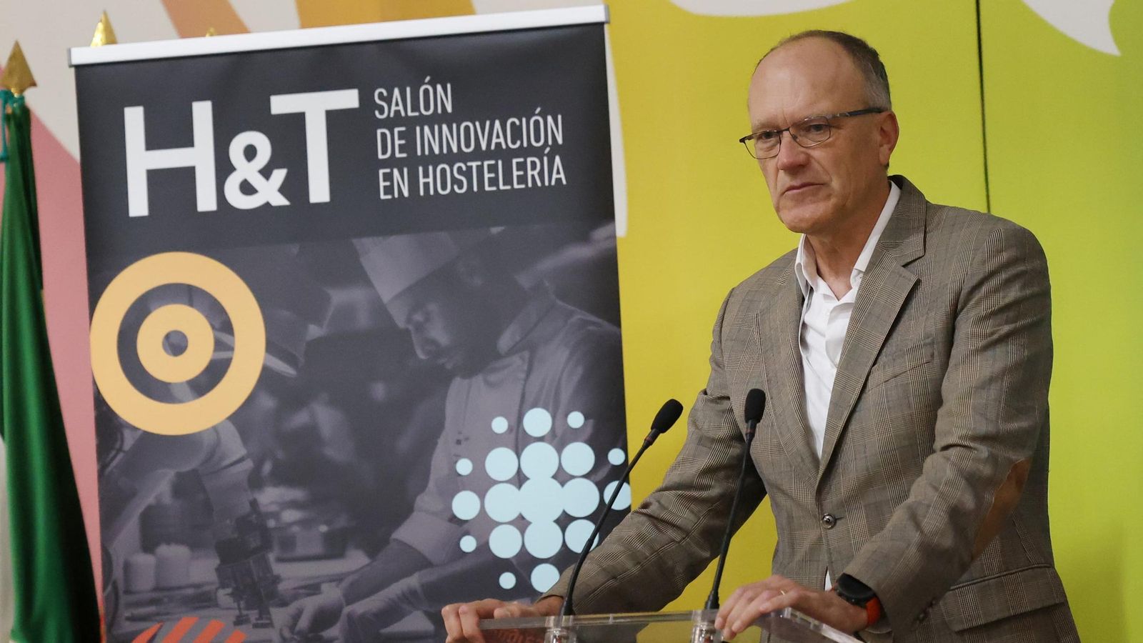 José Luque toma la palabra durante la presentación de la feria de H&T.
