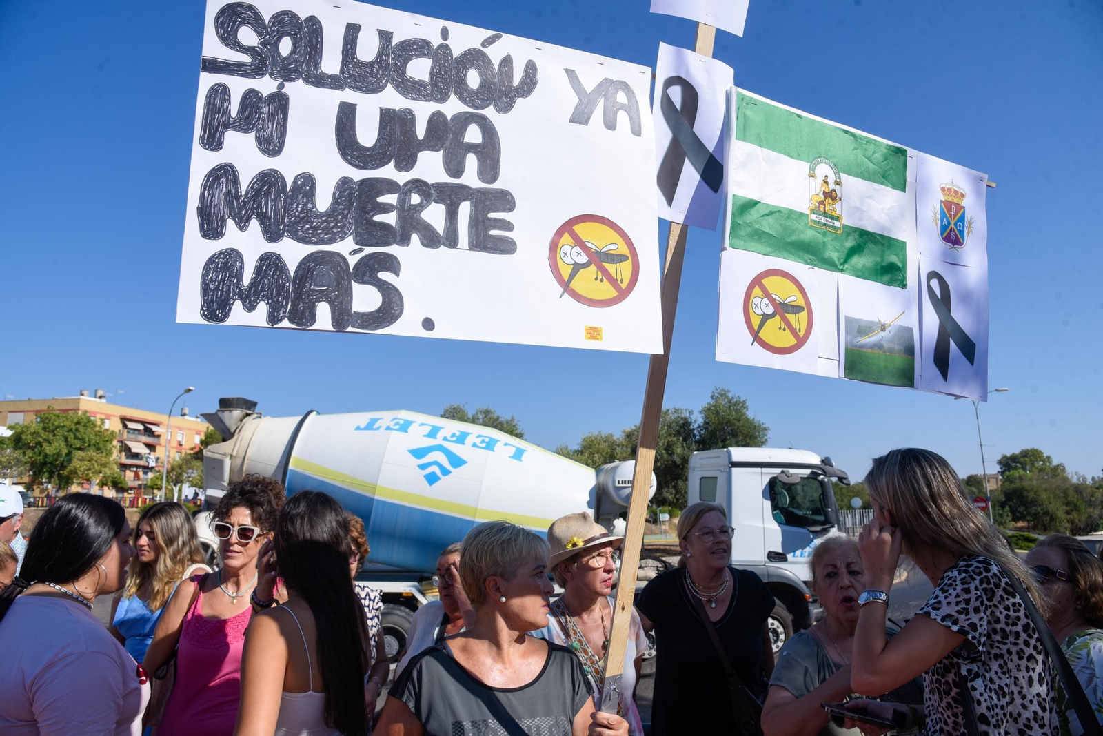 Las imágenes de la concentración de los vecinos de La Puebla en protesta por el Virus del Nilo