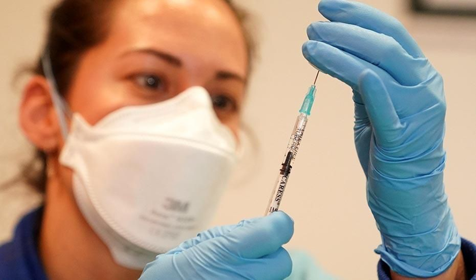 Sanitaria preparando una dosis de vacuna