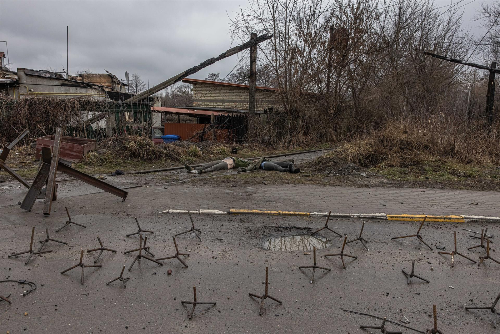 Imagen de archivo de los cadavere de dos soldados rusos en Irpin,