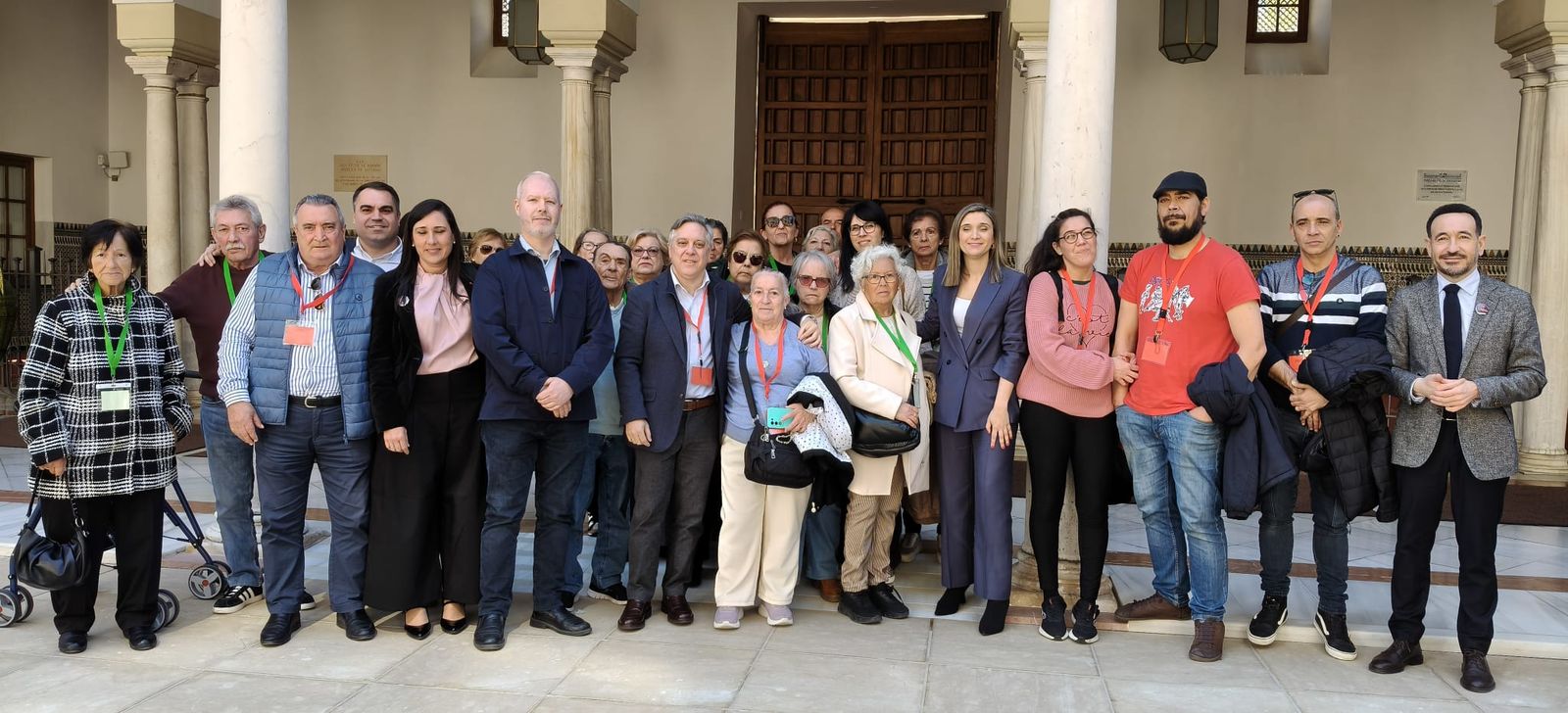 Vecinos del barrio de Puntales de Cádiz en el Parlamento andaluz con los representantes del PSOE.