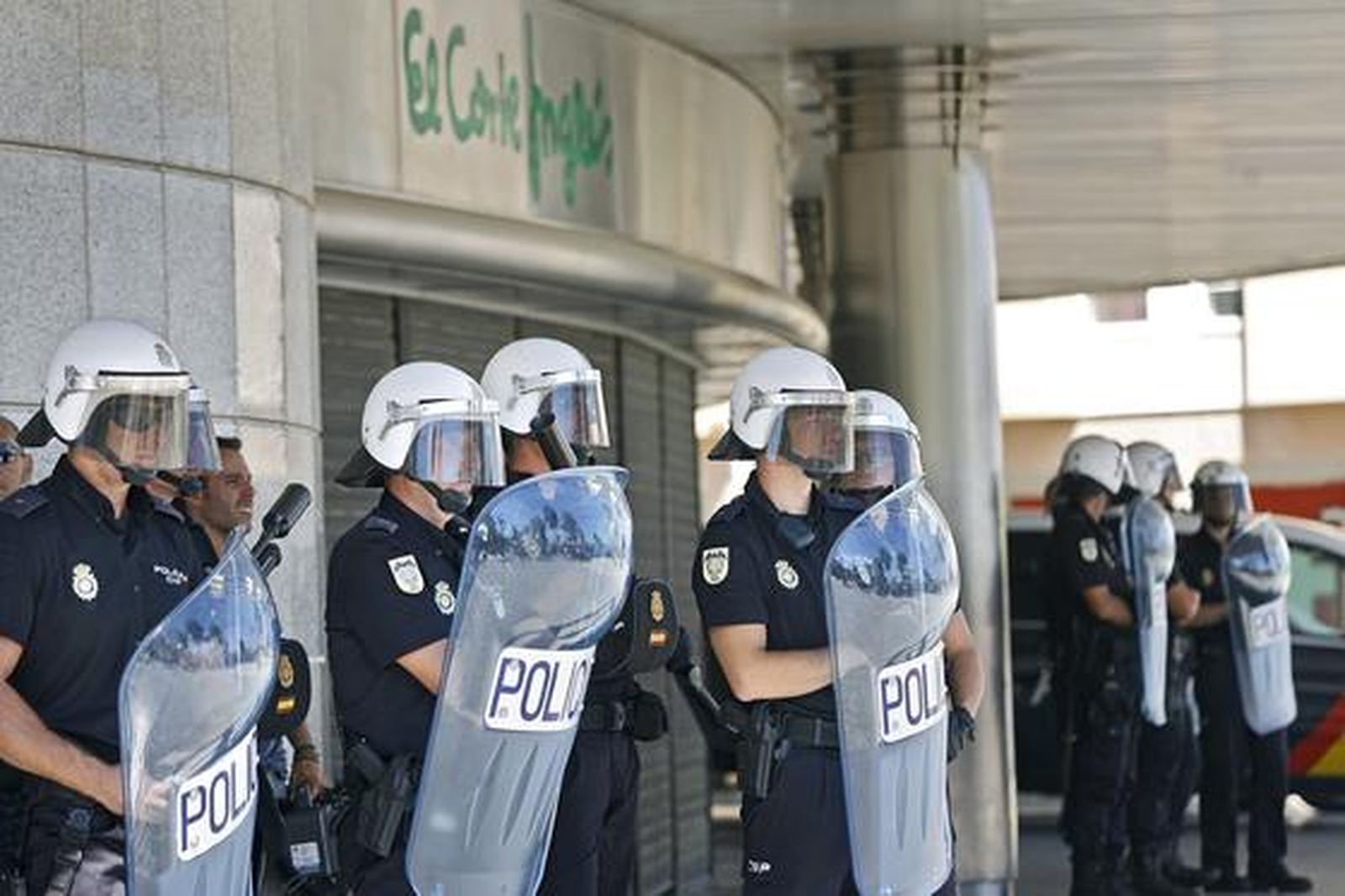 Los piquetes tomaron el centro de la capital desde primera hora de la mañana para impedir la apertura de comercios y empresas. /Joaquín Pino