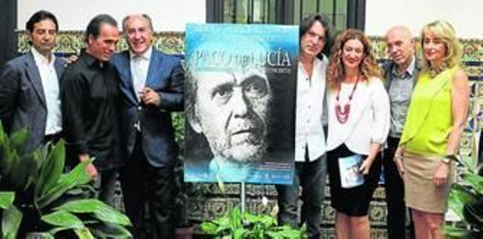 Pepe de Lucía y el alcalde de Algeciras conversan junto al cartel de la cita rodeados por Dorantes, Ángeles Carrasco y el resto de organizadores y artistas.