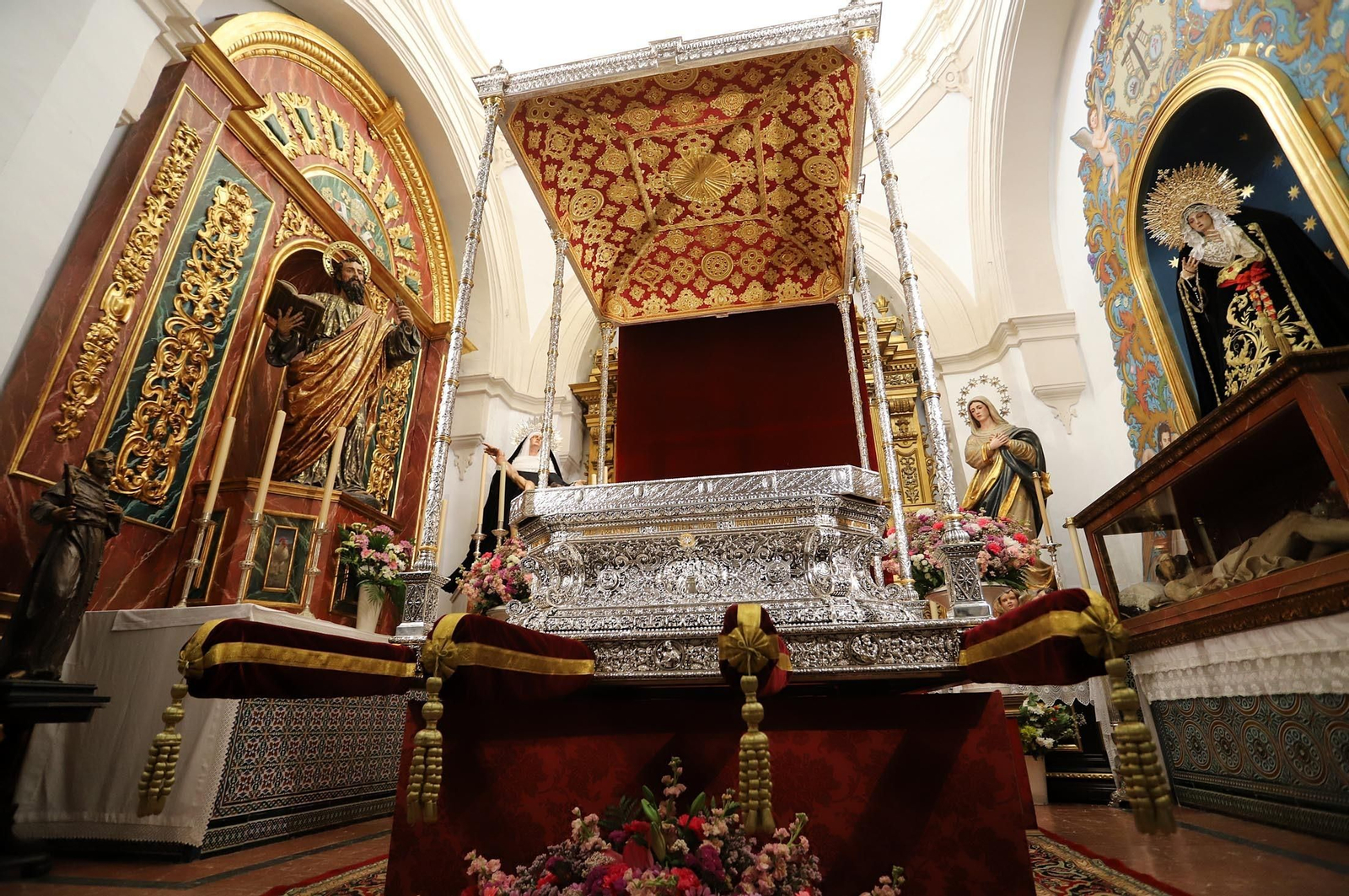 Imágenes de la Virgen del Rocío y sus nuevas andas