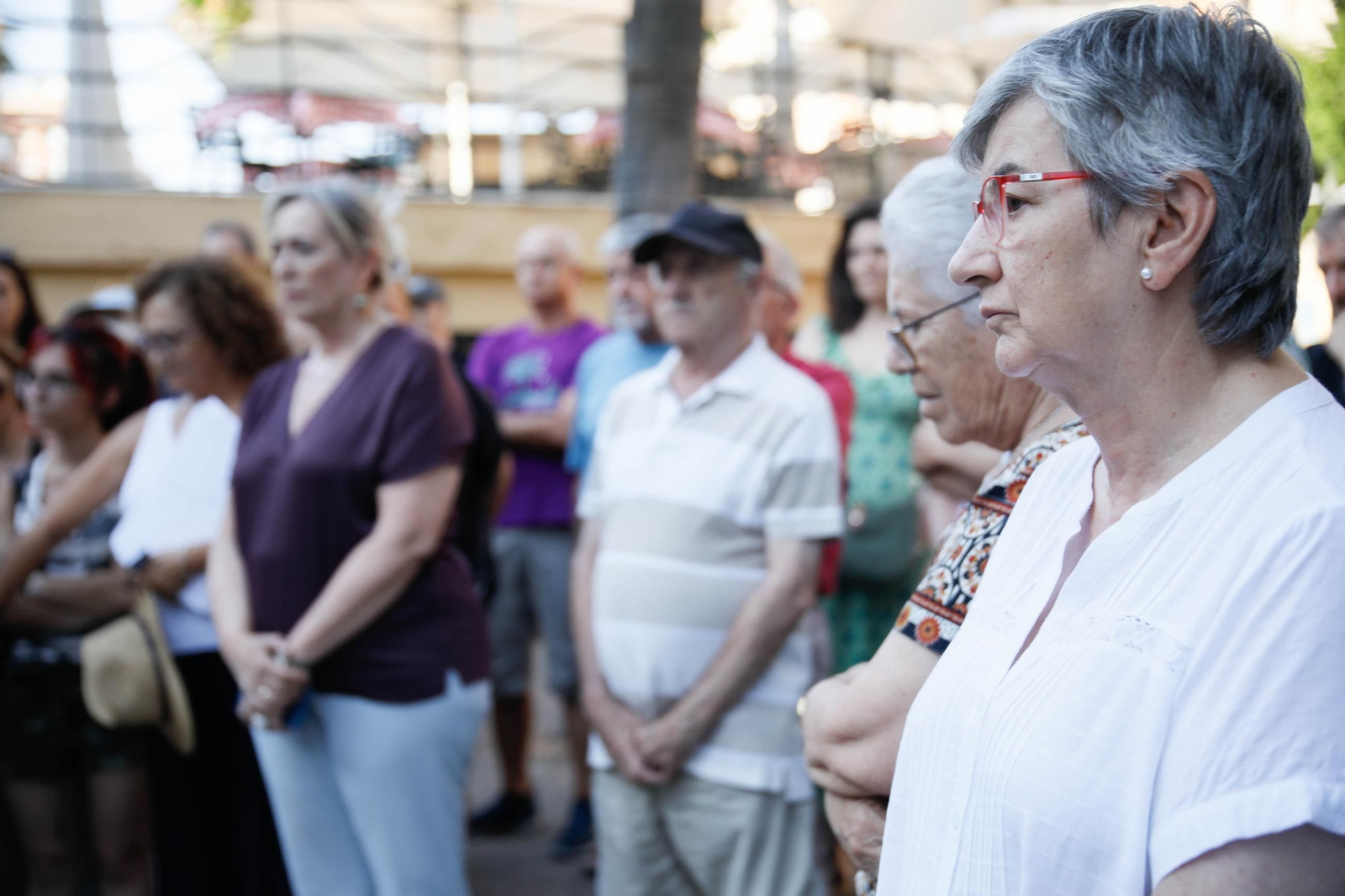 Las imágenes del minuto de silencio en el Mirador de la Rambla por la mujer asesinada en Almería