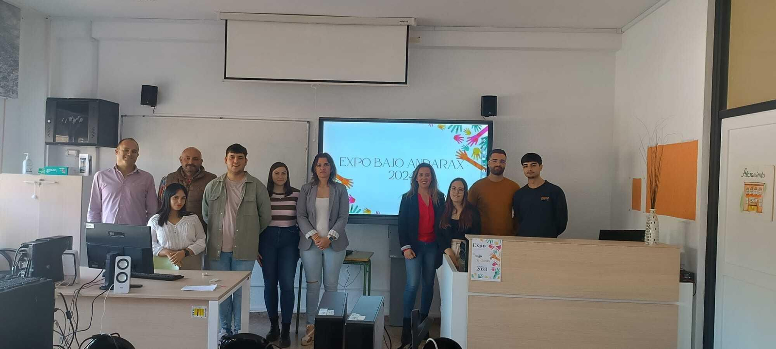 La alcaldesa durante la reunión con los responsables del centro.