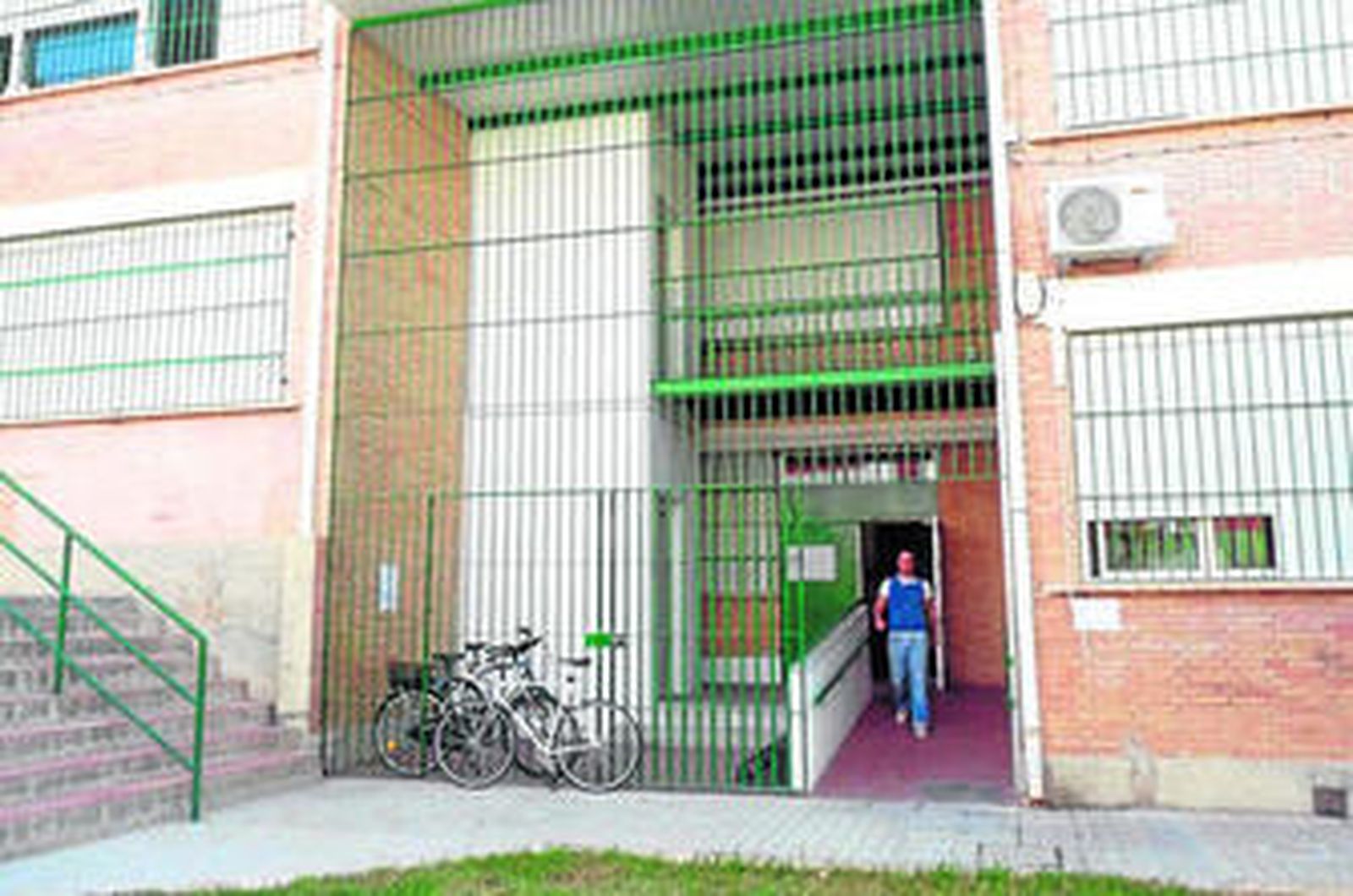 Fachada de la Escuela Oficial de Idiomas, sita en el antiguo IES La Ría.