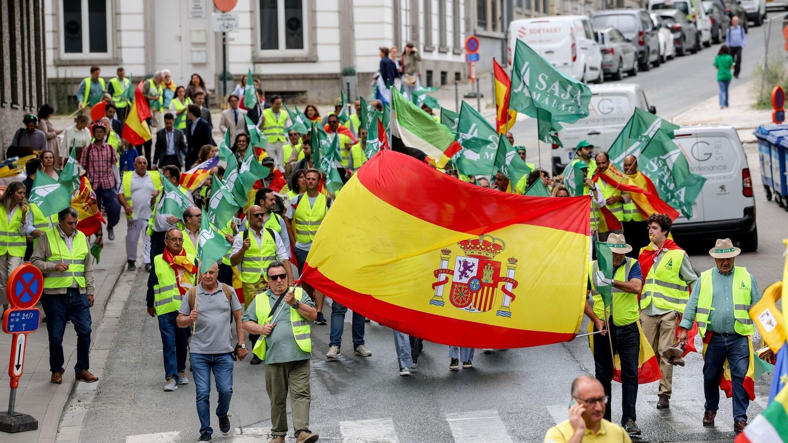 Marcha simbólica de agricultores españoles desde el Parlamento Europeo hasta la Comisión Europea