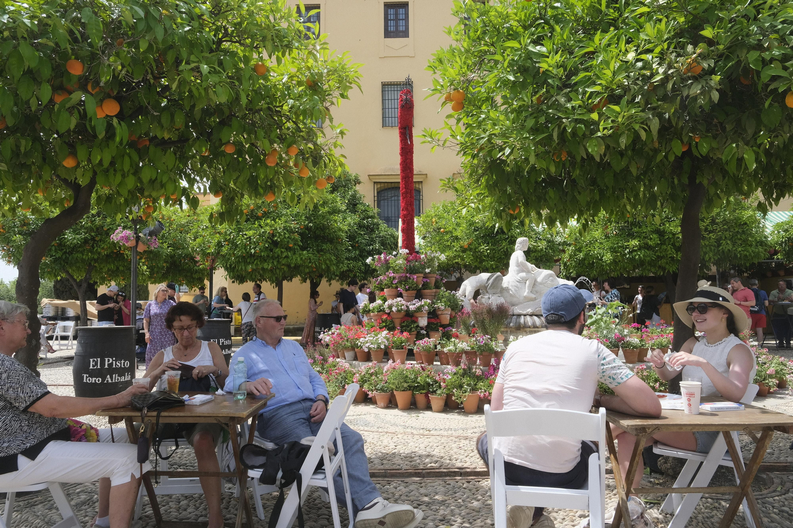 Personas disfrutando de la Cruz del Santo Sepulcro.