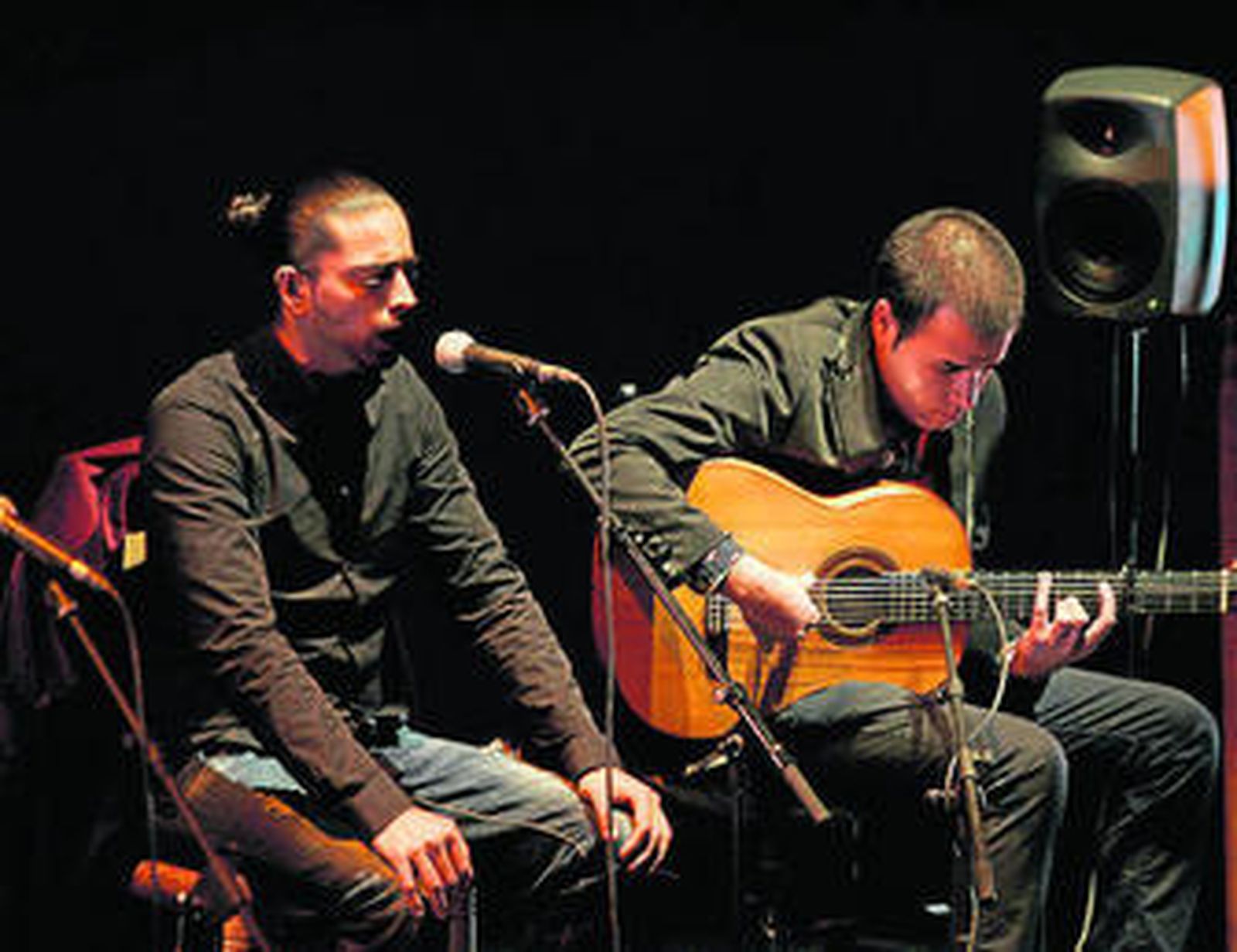 Fran Berbel acompañado por la guitarra de Antonio 'El Witi' y la percusión de Jesús Gómez.
