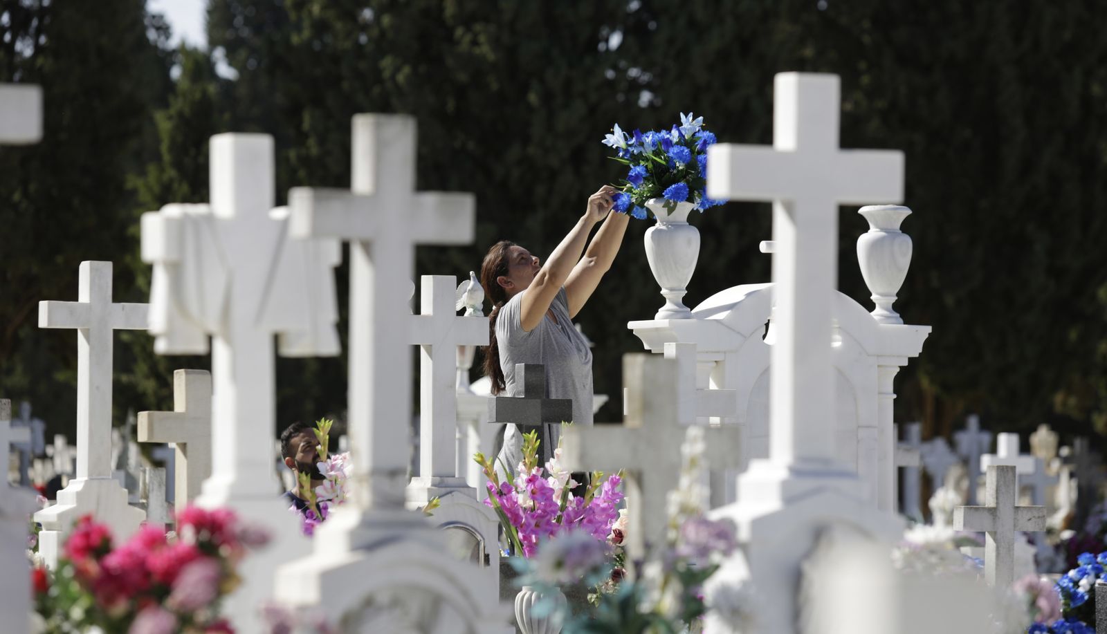 Los sevillanos guardan la tradición de adornar las tumbas con flores al llegar noviembre.